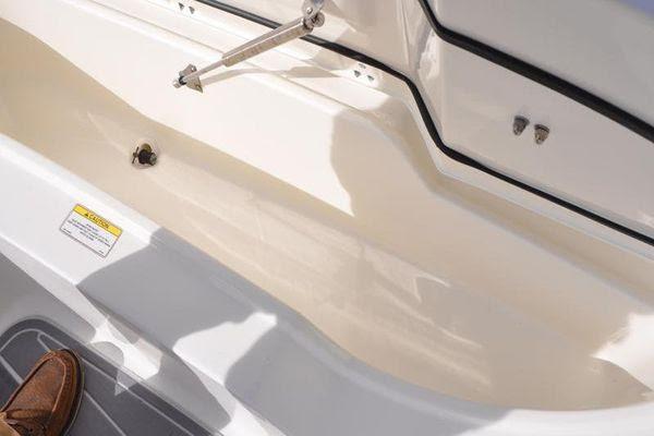 27' 2016 Boston Whaler 270 Dauntless