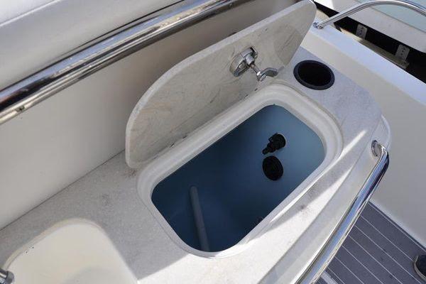 27' 2016 Boston Whaler 270 Dauntless