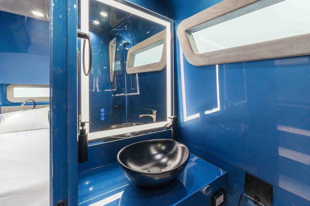 52' 2026 Midnight Express 52 Vitesse