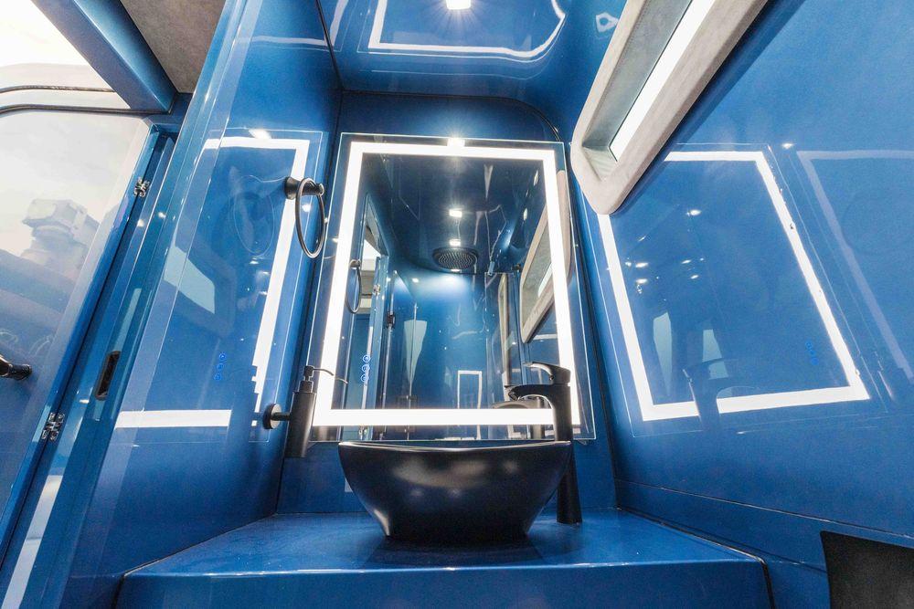 52' 2026 Midnight Express 52 Vitesse