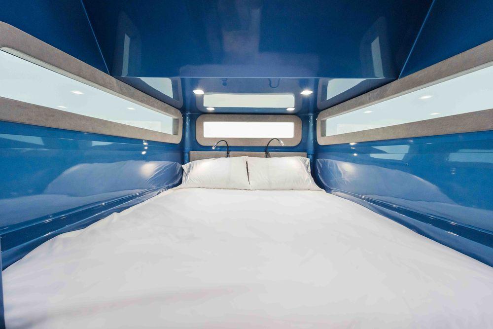 52' 2026 Midnight Express 52 Vitesse
