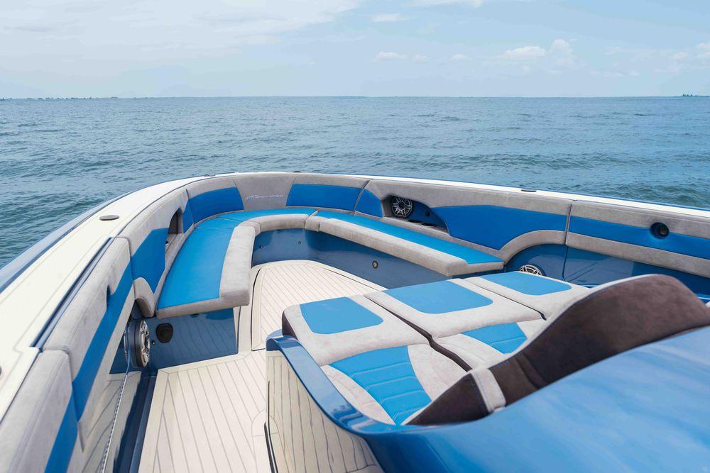 52' 2026 Midnight Express 52 Vitesse