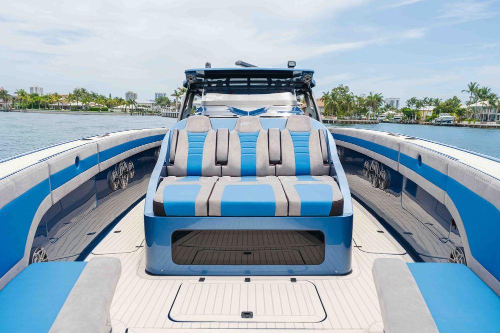 52' 2026 Midnight Express 52 Vitesse