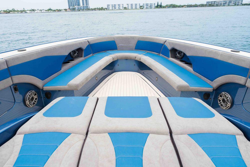 52' 2026 Midnight Express 52 Vitesse