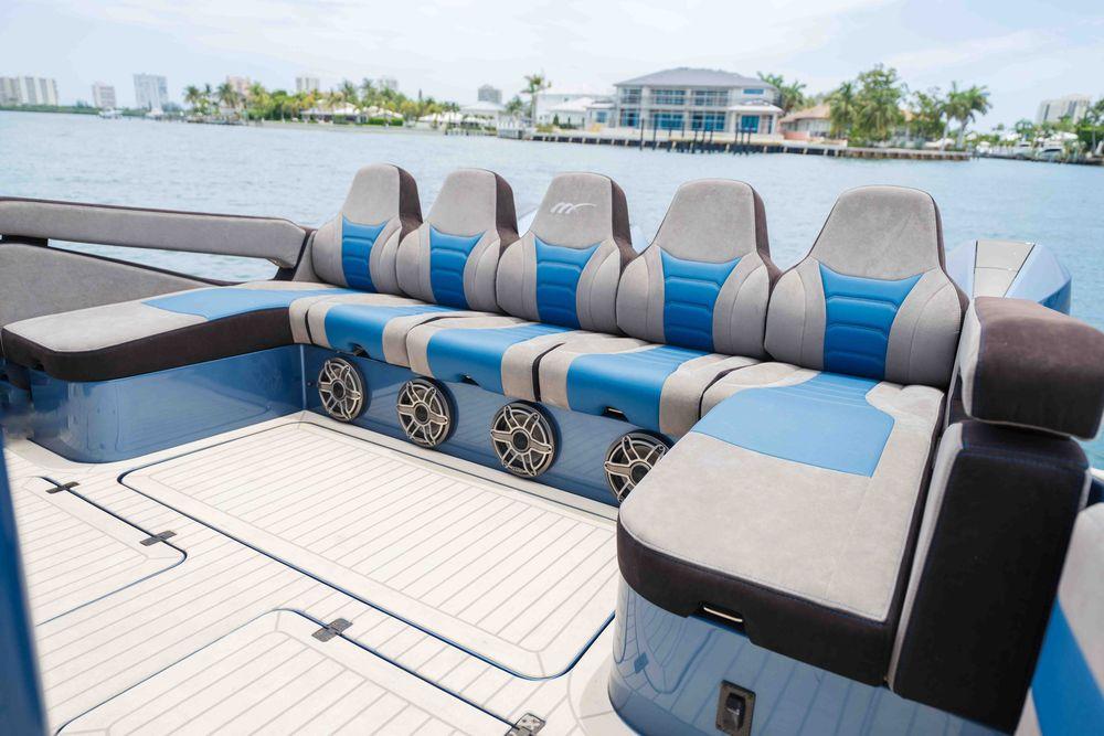 52' 2026 Midnight Express 52 Vitesse