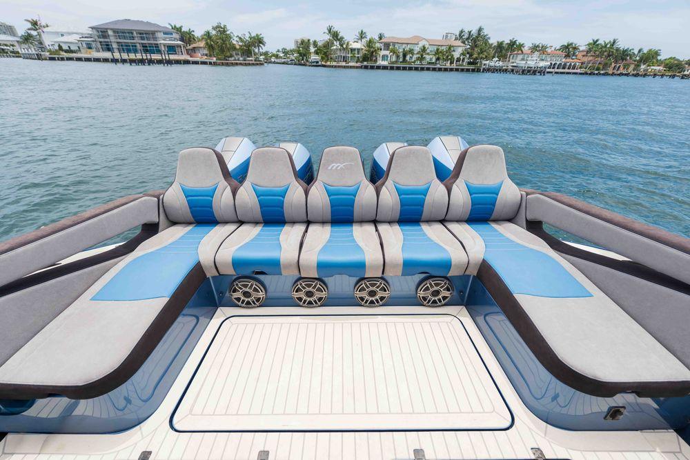 52' 2026 Midnight Express 52 Vitesse
