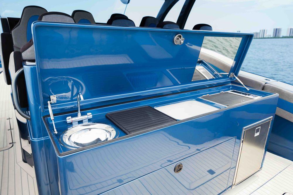 52' 2026 Midnight Express 52 Vitesse