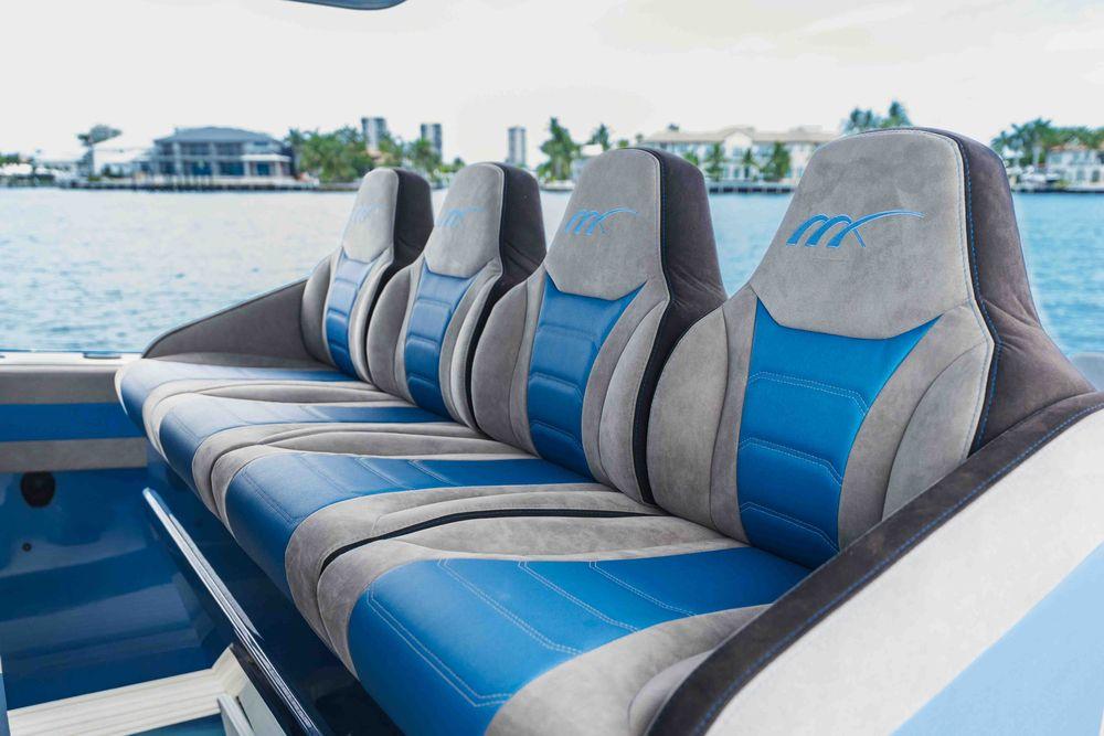 52' 2026 Midnight Express 52 Vitesse
