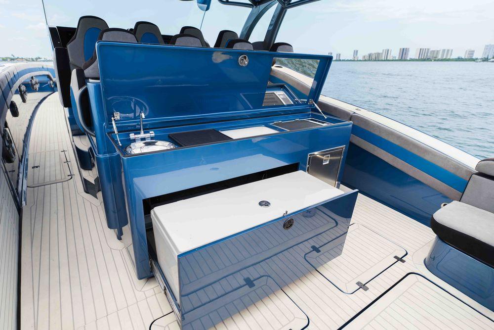 52' 2026 Midnight Express 52 Vitesse