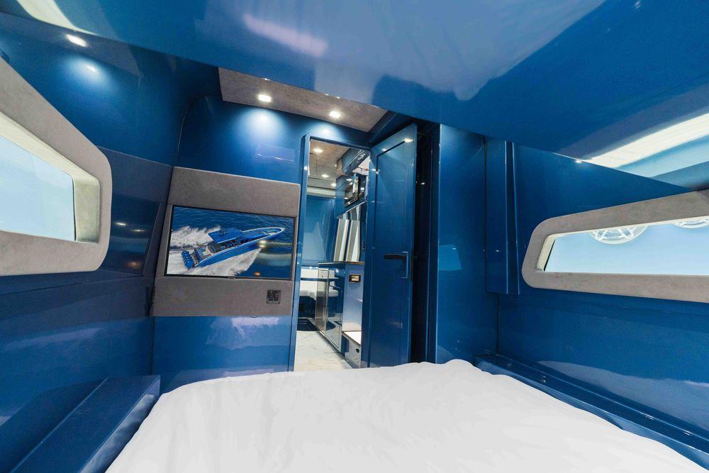 52' 2026 Midnight Express 52 Vitesse