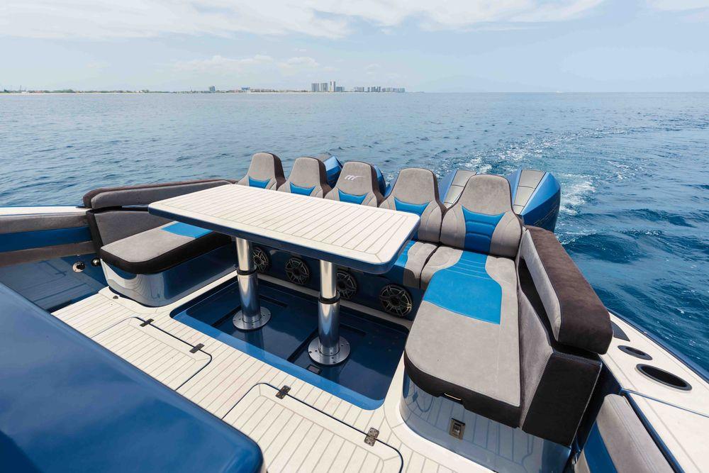 52' 2026 Midnight Express 52 Vitesse