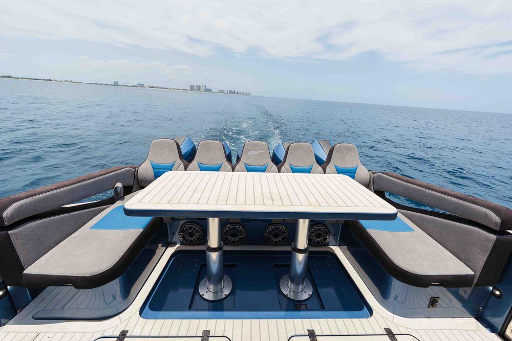 52' 2026 Midnight Express 52 Vitesse