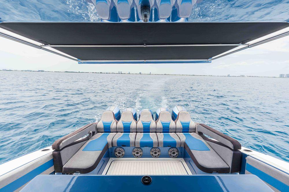 52' 2026 Midnight Express 52 Vitesse