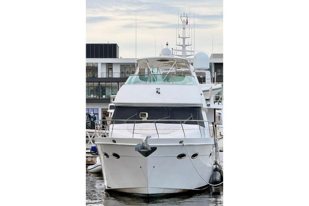 56' 2005 Carver 56 Voyager