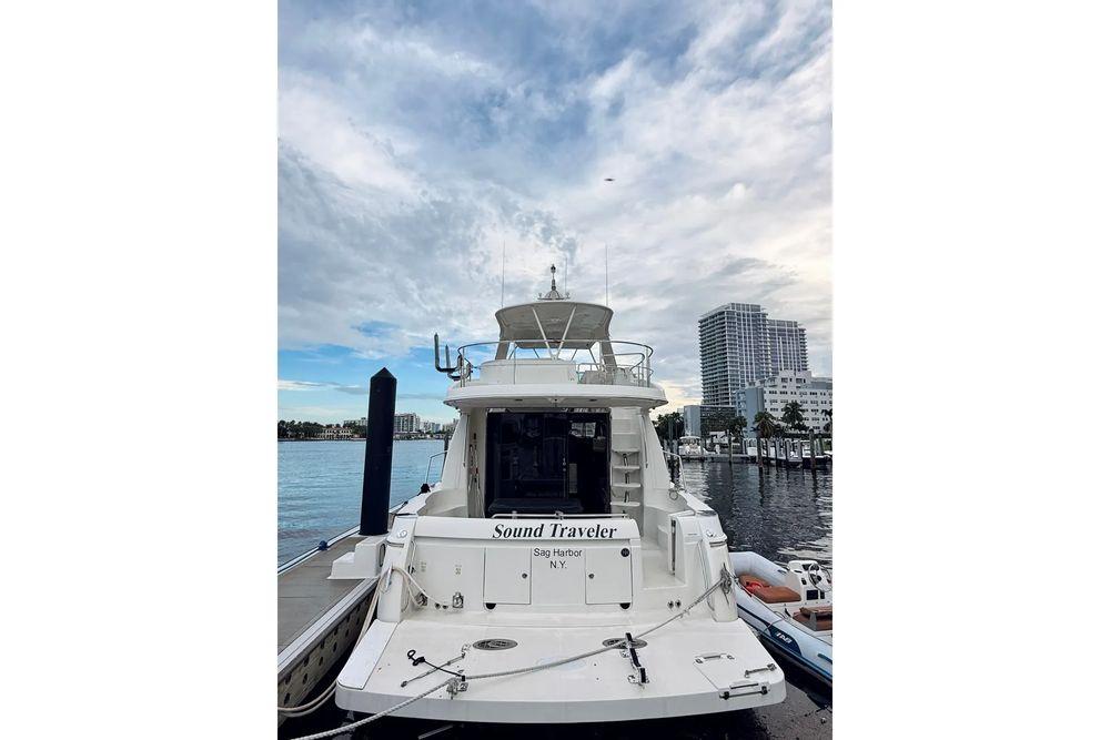56' 2005 Carver 56 Voyager
