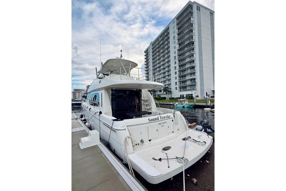56' 2005 Carver 56 Voyager