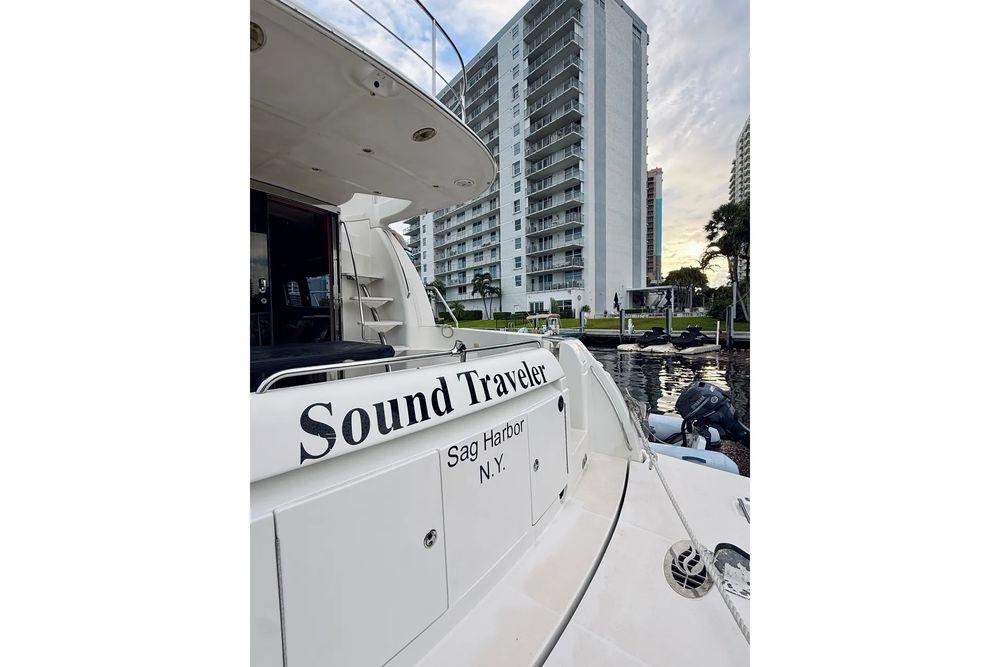 56' 2005 Carver 56 Voyager