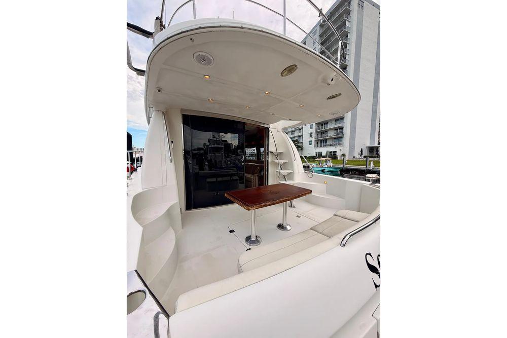56' 2005 Carver 56 Voyager
