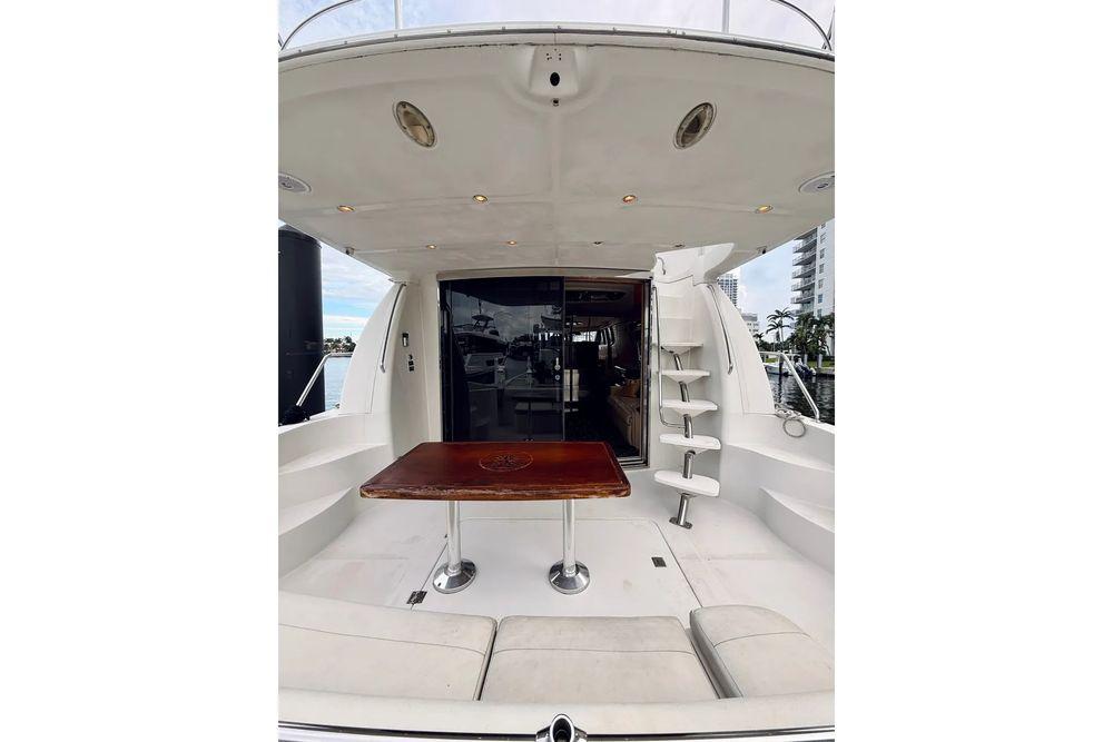 56' 2005 Carver 56 Voyager