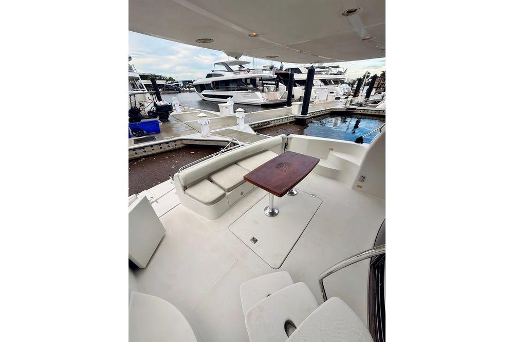 56' 2005 Carver 56 Voyager