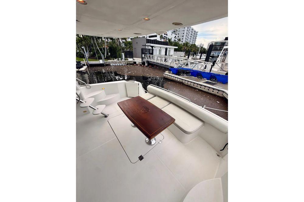 56' 2005 Carver 56 Voyager