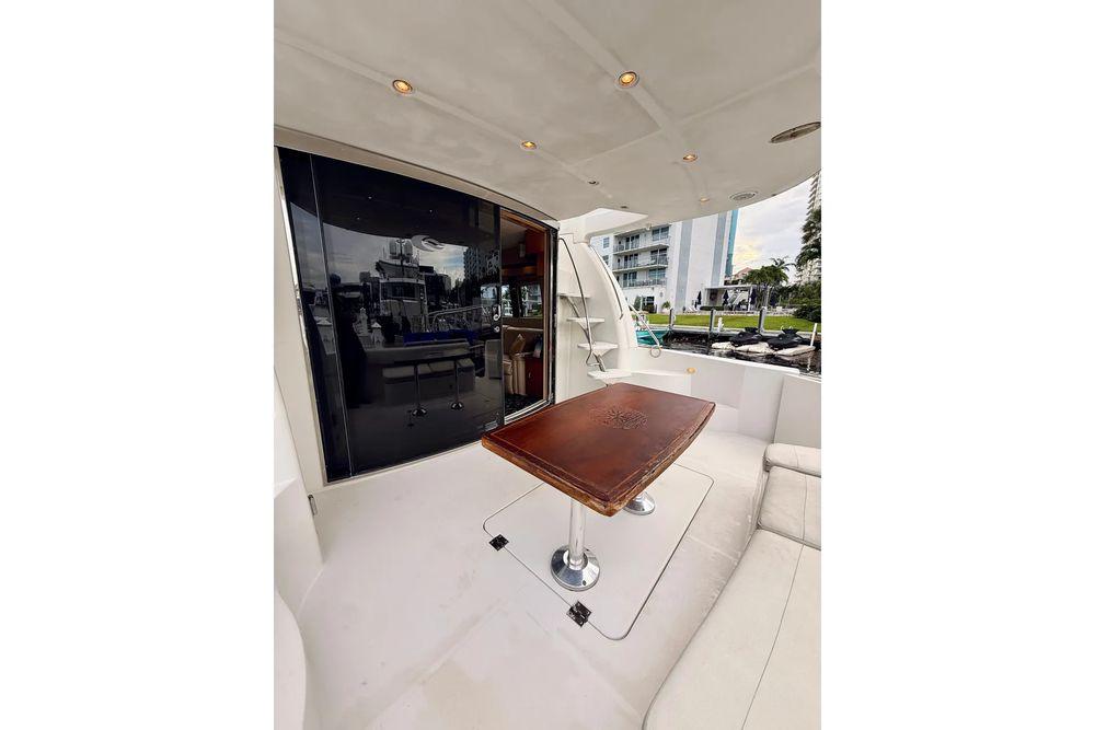 56' 2005 Carver 56 Voyager