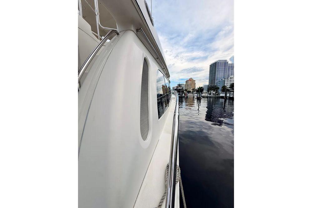 56' 2005 Carver 56 Voyager