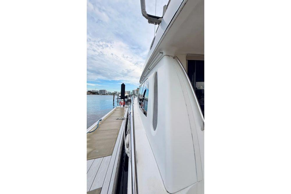 56' 2005 Carver 56 Voyager