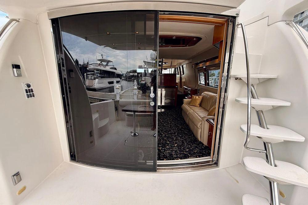 56' 2005 Carver 56 Voyager