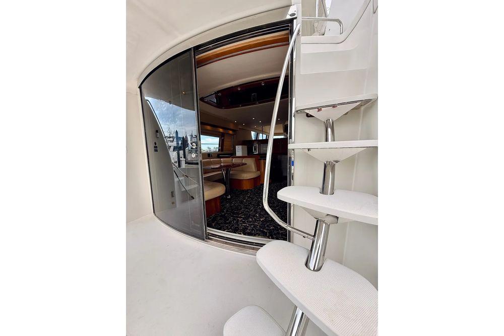 56' 2005 Carver 56 Voyager