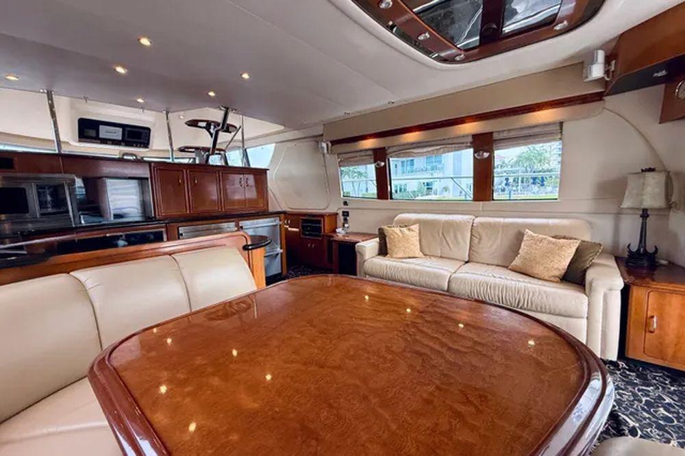 56' 2005 Carver 56 Voyager