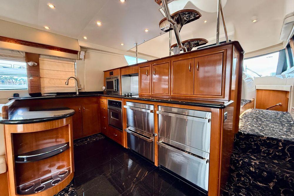 56' 2005 Carver 56 Voyager