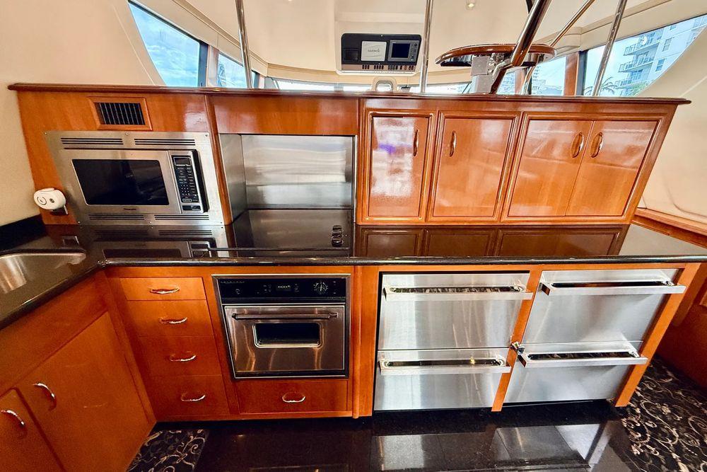 56' 2005 Carver 56 Voyager
