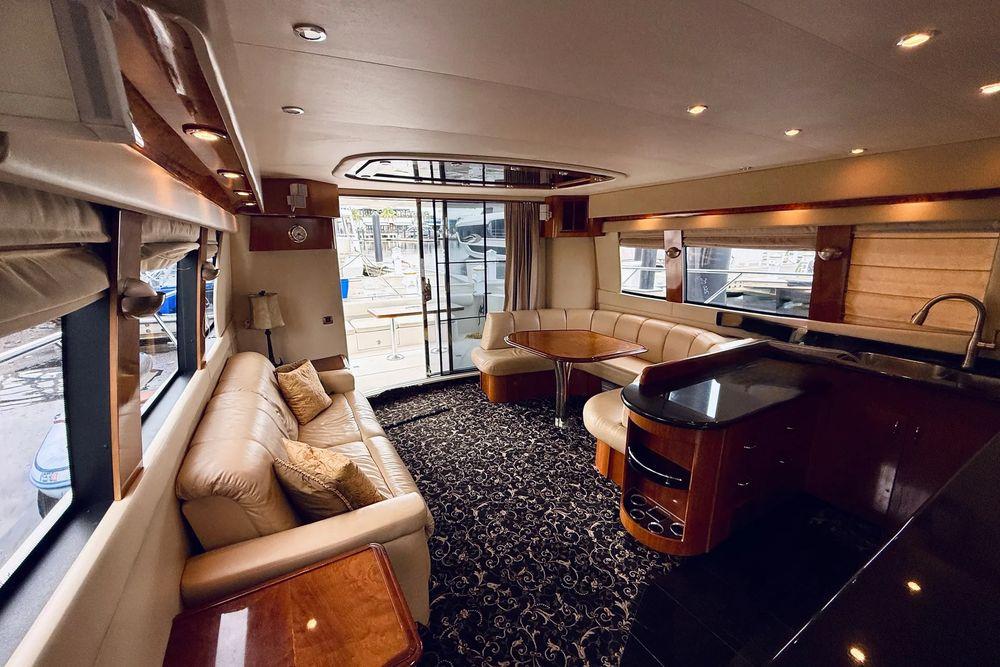 56' 2005 Carver 56 Voyager