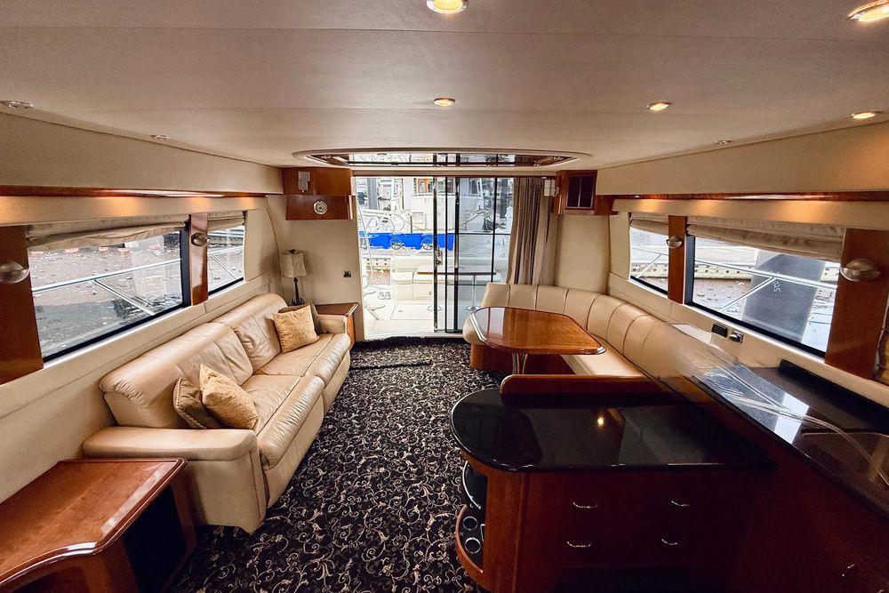 56' 2005 Carver 56 Voyager