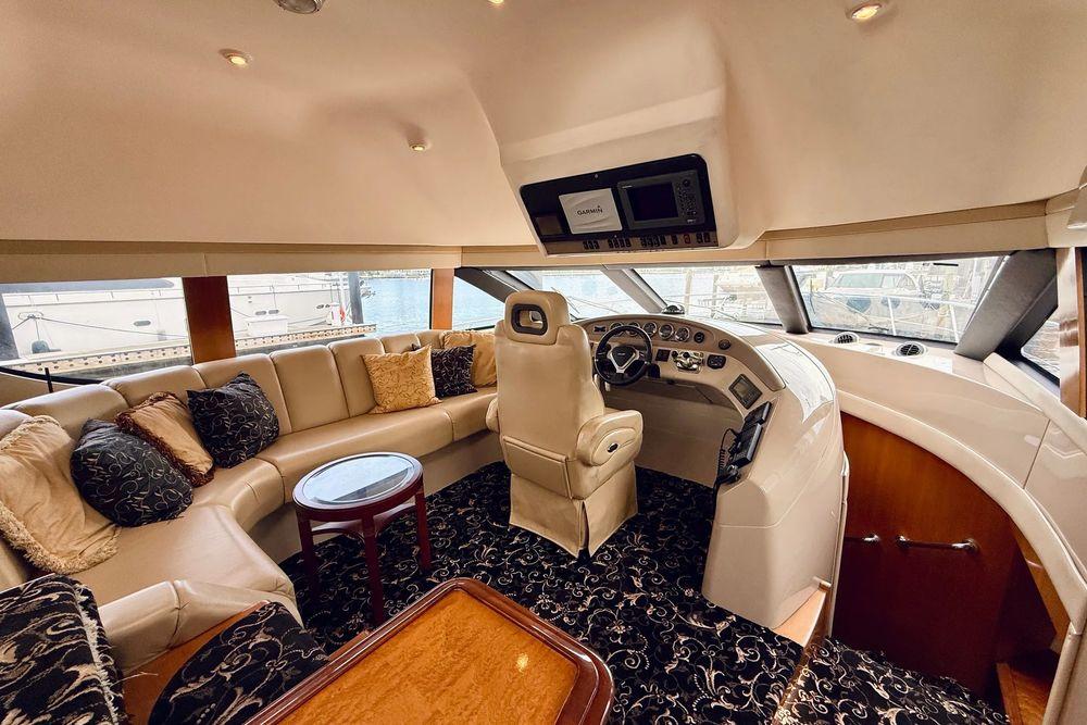 56' 2005 Carver 56 Voyager