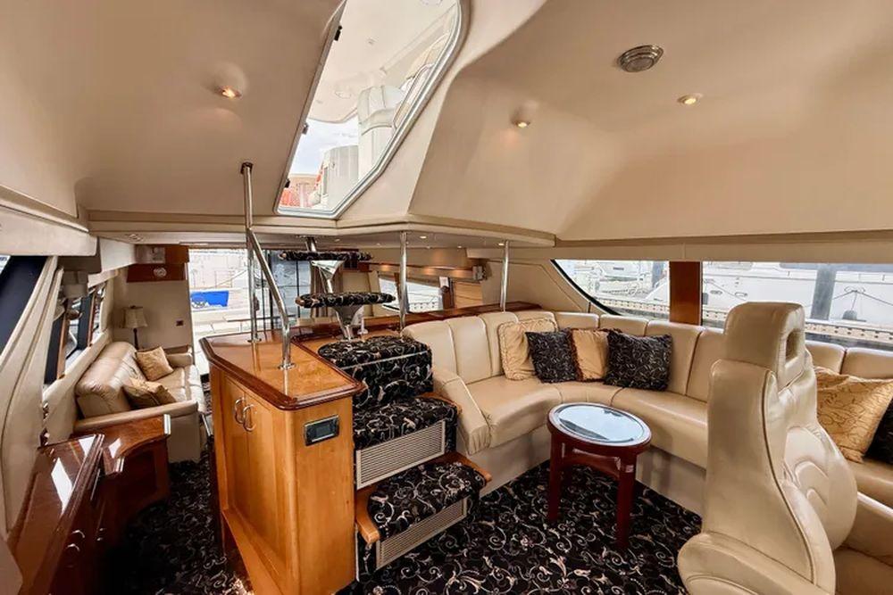 56' 2005 Carver 56 Voyager