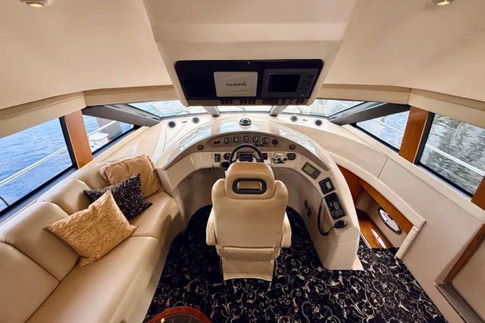 56' 2005 Carver 56 Voyager