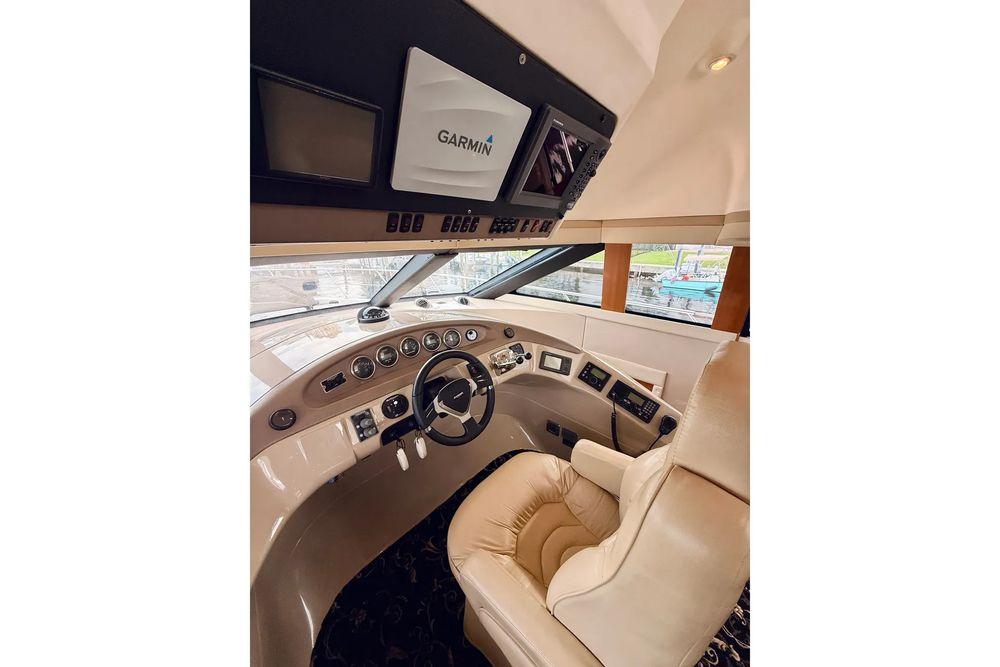 56' 2005 Carver 56 Voyager