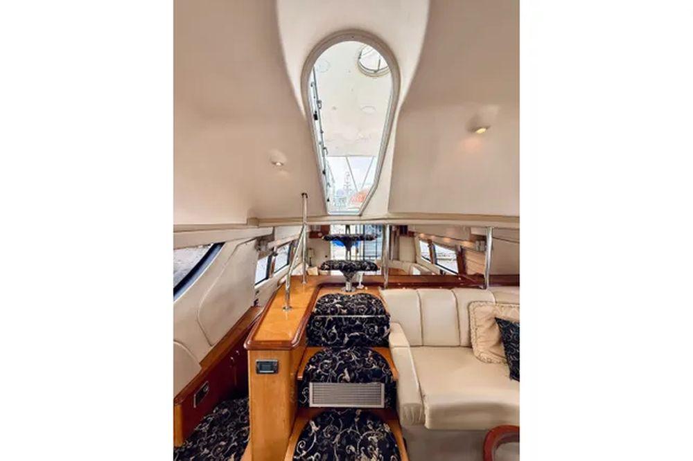 56' 2005 Carver 56 Voyager