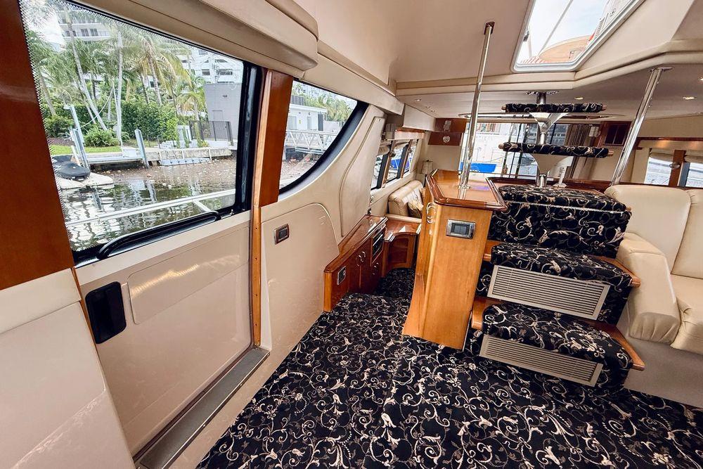 56' 2005 Carver 56 Voyager