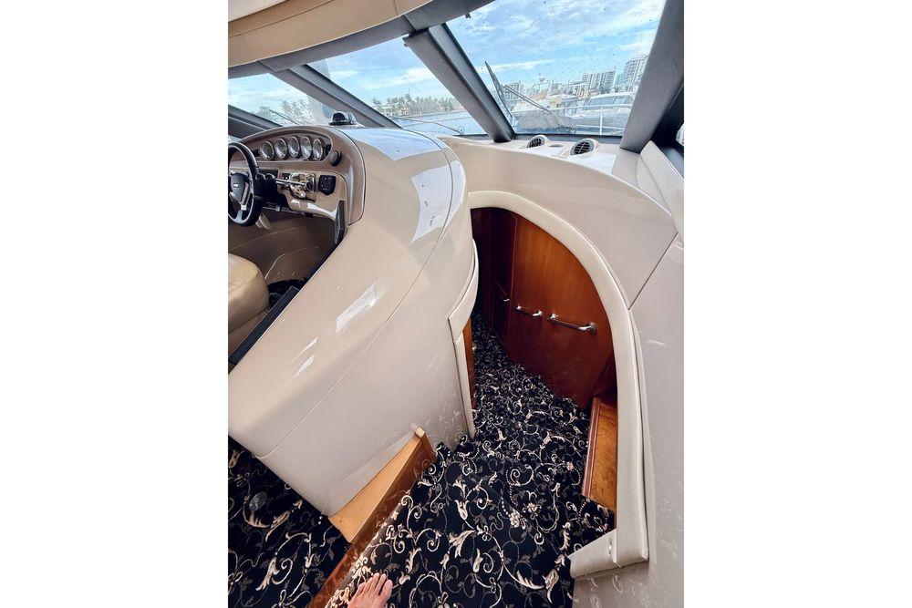 56' 2005 Carver 56 Voyager