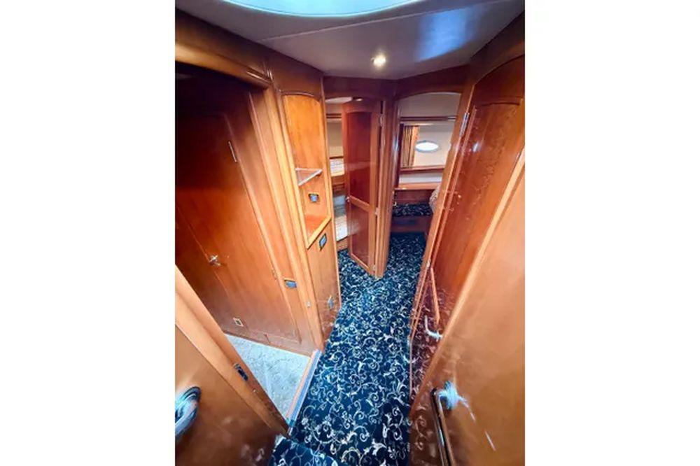 56' 2005 Carver 56 Voyager