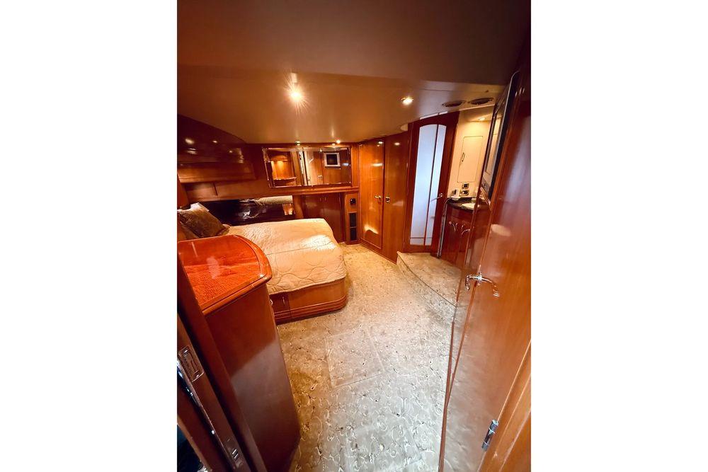 56' 2005 Carver 56 Voyager