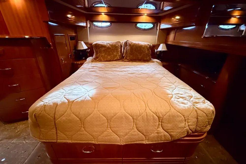 56' 2005 Carver 56 Voyager