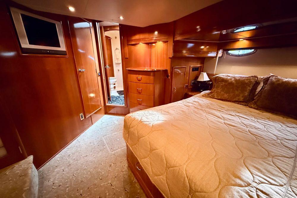 56' 2005 Carver 56 Voyager