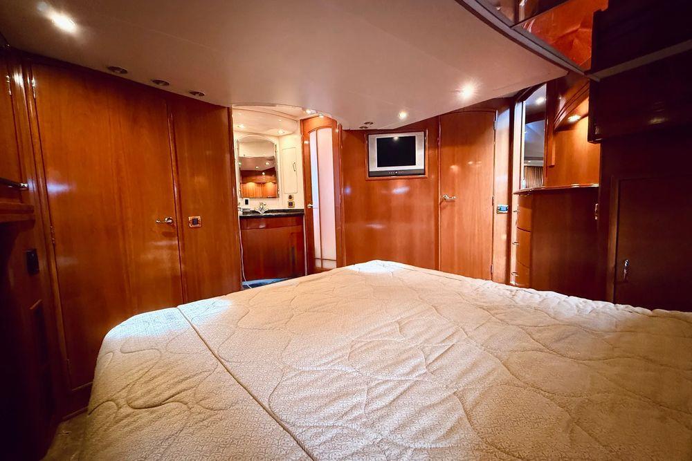 56' 2005 Carver 56 Voyager