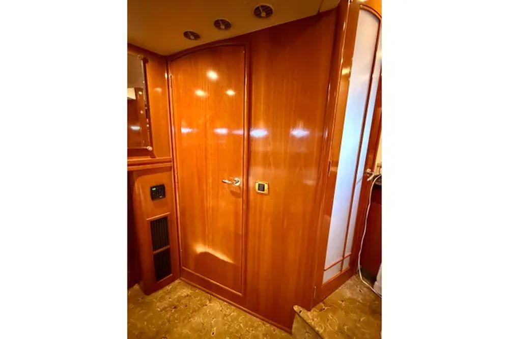 56' 2005 Carver 56 Voyager