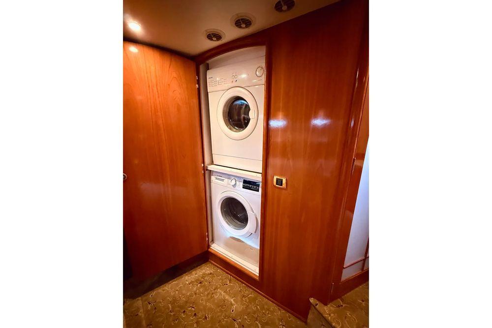 56' 2005 Carver 56 Voyager