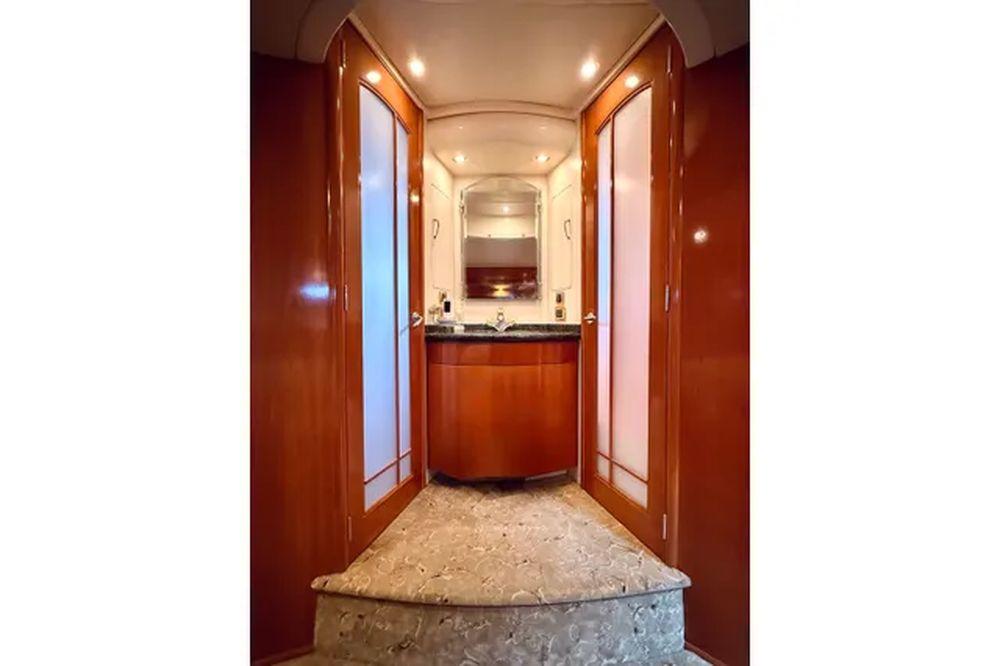 56' 2005 Carver 56 Voyager